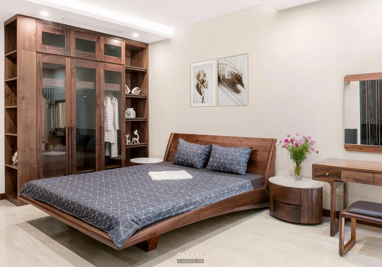 Phòng ngủ chính căn hộ chung cư 60m2 có giường đôi và tủ áo âm tường